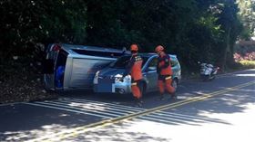 女駕駛過彎不慎釀翻車。（圖／消防隊提供）