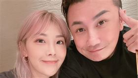 郭婷筠、彭正（右）吃鐵板燒慶生。（圖／時代創藝提供）