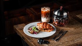 Nespresso攜手de nuit主廚古俊基x樂子早餐推出「沙嗲牛肉溫泉蛋可頌x Nespresso芮斯崔朵特冰鴛鴦」聯名套餐。（圖／品牌業者提供）