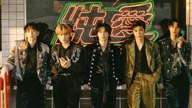 FEniX於八月底發布全新單曲〈千禧飲茶〉，左起家齊、承隆、MAX、峻廷、浦洋。（圖／踢帕娛樂 提供）