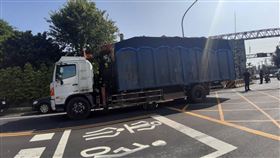 彰化花壇，8旬婦，騎腳踏車被大貨車撞，捲入車底 拖行數十公尺死亡(圖／翻攝畫面)