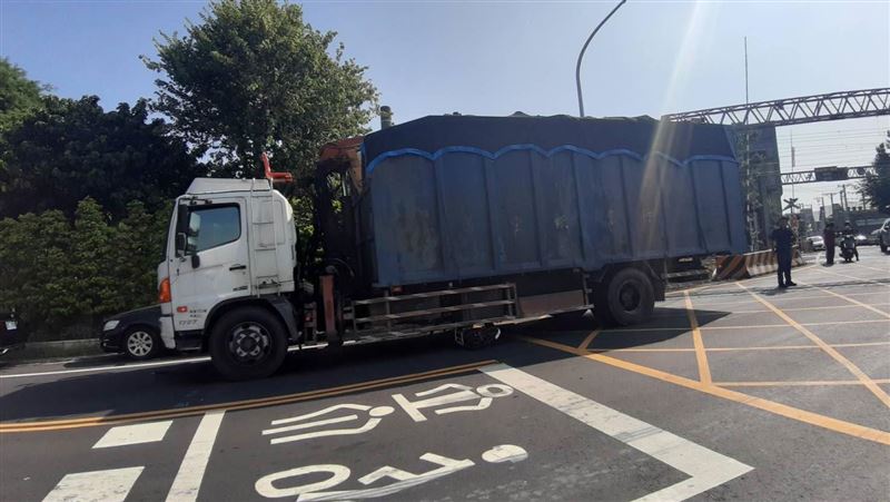 腳踏車被撞捲入車底　8旬婦慘遭拖行輾斃