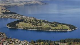 紐西蘭政府宣布，10月1日起遊客將漲價，提高到100紐西蘭元（約新台幣1987元）。圖為紐西蘭知名景點皇后鎮市中心。圖/取自紐西蘭觀光局官網