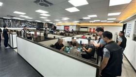 基隆市警二分局3日於義二路查獲一處麻將賭場，帶回52名賭客及查扣11萬餘元賭資，全案將依賭博罪偵辦。據了解，52名賭客中有10名現役軍人，其中1人還是海軍中校。