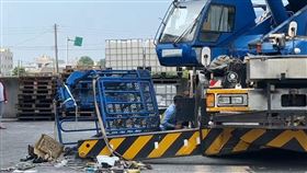 雲林虎尾，再興飼料廠，工人修屋頂，墜落原因，吊車吊臂斷裂，吊籃(圖／翻攝畫面)