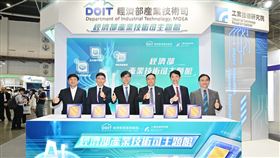 經濟部今（4）日在半導體年度盛事「2024 SEMICON TAIWAN」一口氣展示45項前瞻技術。左起為工研院感測系統中心執行長朱俊勳、力積電副總經理張守仁、經濟部產業技術司司長邱求慧、穩晟材料董事長朱閔聖、工研院電光系統所所長張世杰、工研院機械所副所長楊秉祥。（圖／工研院提供）
