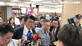 黃國昌奮力幫柯文哲開道。