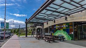 男子在石碇服務區想坐投幣式按摩椅，驚見群蟲亂竄。（圖／翻攝自石碇服務區官網）