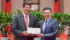 行政院長卓榮泰今（4）日下午接見美國台灣商業協會主席柯拉克（Keith Krach）訪問團。（圖／行政院提供)