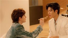 Jame（上）主動壓倒劉泯廷（下）。（圖／GagaOOLala提供）