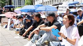 民眾黨主席柯文哲涉京華城弊案被檢聲押，民眾黨中央組織部發文向支持者喊話，呼籲支持柯文哲的小草們今天（1日）上午10時到北檢聲援柯P。一早已有近百名小草在北檢外集結。（圖／鄭孟晃攝影）