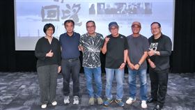 《深淵的回望》導演王怡晴（左起）、攝影家許震唐、侯聰慧、蔡明德、謝三泰、導演謝光誠。（圖／公視紀錄觀點提供）