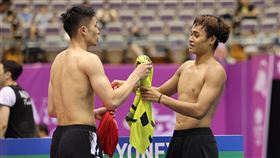 ▲2024台北公開賽，周天成賽後與泰國小將賈姆斯里（Saran Jamsri）互換球衣。（圖／台北羽球公開賽提供）