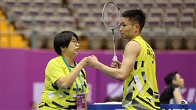 ▲2024台北公開賽，周天成賽後與物理治療師高敏珊擊拳。（圖／台北羽球公開賽提供）