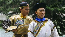 梁朝偉在《鹿鼎記》飾演鬼靈精怪的韋小寶，與劉德華飾演的康熙「不打不相識」。（圖／年代提供）