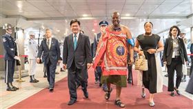 史瓦帝尼國王結束訪台行程史瓦帝尼國王恩史瓦帝三世（前排中）結束訪台行程，24日清晨搭機離台，外交部長林佳龍（前排左）前往送機。（外交部提供）中央社記者吳書緯傳真 113年5月24日