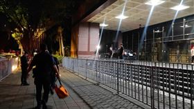 柯文哲將重開羈押庭  警方擺放護欄拒馬（2）前台北市長柯文哲涉京華城案，台灣高等法院發回更裁，台北地方法院5日上午9時30分將重開羈押庭，轄區警方從上午8時管制愛國西路附近慢車道全線，4日晚間已在台北地檢署外擺放護欄拒馬。中央社記者謝幸恩攝  113年9月4日