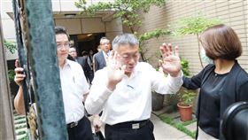 ▲柯文哲住處30日遭檢廉搜索，並隨檢廉人員步出門外（圖／記者趙于瑩攝影)