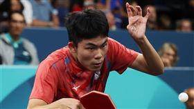 台灣帕運桌球好手陳柏諺手上有教練魏君達寫下的「專注」兩字，只要發球時就能看到提點自己要專注。（圖／體育署提供）