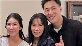 余祥銓（右）跟柔柔很孝順李亞萍。（圖／翻攝IG）