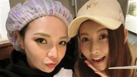 小甜甜戴浴帽跟愷樂閨密聚。(圖/翻攝自小甜甜臉書)-https://www.facebook.com/xiaotiantian0913/posts/1546205032071316