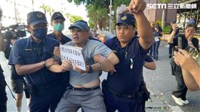 名嘴毛嘉慶前往北檢舉牌抗議遭警方驅離。（圖／記者楊忠翰攝影）