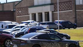 美國喬治亞州阿巴拉契中學4日發生重大槍擊案，圖為警方在阿巴拉契中學外執勤。（圖／美聯社／達志影像）