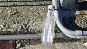 一名施姓男子日前把塞有紙條的寶特瓶藏在合歡山武嶺停車場，他拍攝影片上傳網路，宣稱找到「瓶中信」就可以獲得免費煙火，影片曝光引起熱議。警方指出，男子行為已違反太魯閣國家公園區域內禁止事項規定，將對當事人開罰1500元。