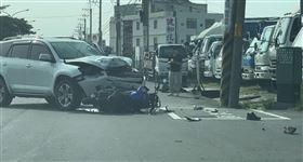  彰化，黃牌重機、休旅車路口迎面對撞，騎士雙手、腳斷，驚悚畫面曝(圖／翻攝畫面)