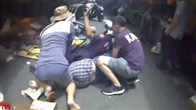 回不了家惱羞成怒？新北男狂砸3攤商洩憤　竟只因「忘記帶家鑰匙」。（圖／翻攝畫面）