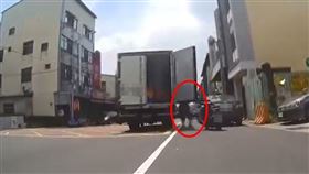 台中,貨車,車門,沒關,騎士,超商,物流車（圖／翻攝爆料公社）