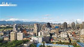 越來越多民眾為了防止日照西曬、防颱擋雨、隱私保護、防蚊減塵等因素，在陽台加裝電動式升降百葉窗，形成類室內的環境，增加使用空間。台北市建築管理工程處表示，房屋建照在2006年後取得者，若軌道式或固定式的百葉窗在葉片完全展開時，最低透空率未達70％以上，屬於應查報拆除的違建，呼籲民眾安裝前可洽詢建管處，避免遭到檢舉拆除的損失。