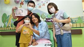 韓哥為即將要手術的小妹妹打氣。（圖／馬偕醫院提供）