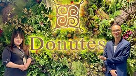 連鎖咖啡集團多那之正式導入雲端人資系統鋒形科技FemasHR，強化數位轉型效率，（左）多那之集團總部總經理林育芳，（右）鋒形科技共同創辦人李佳鴻。（圖／鋒形科技提供）