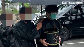 盧廣仲阿公告別式，捧斗送最後一程。（圖／讀者提供）