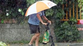 對流雲系發展旺盛  北市局部大雨中央氣象署20日發布豪雨特報，澎湖縣有局部大雨或豪雨發生機率，大台北、桃園、彰化至高雄地區及新竹、宜蘭山區有局部大雨發生機率。圖為台北市文山區午後下雨，路邊民眾撐起雨傘。中央社記者郭日曉攝  113年8月20日