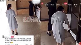 河北省邯鄲市兩名女子撕海報拍照（圖／翻攝自＠星星影片微博）