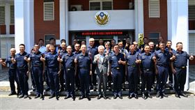 警政署長張榮興親赴花蓮慰勉員警救災辛勞，頒發獎勵金肯定打詐及交通、治安工作成效。（圖／翻攝畫面）