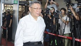 京華城案  柯文哲出席羈押庭前台北市長柯文哲（前）涉京華城案遭聲押，台北地方法院裁定無保請回。案經抗告，台灣高等法院發回更裁；北院5日上午召開羈押庭。柯文哲步入法院時面帶微笑。中央社記者張皓安攝  113年9月5日
