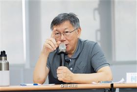 巴毛律師曾遭小草嗆。（圖／翻攝自柯文哲臉書）