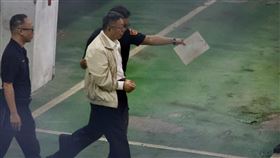 柯文哲遭羈押禁見，上銬上囚車，移送土城看守所。（圖／記者鄭孟晃攝影）