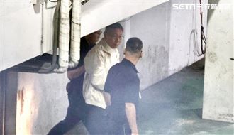 多圖／柯文哲收押了！上銬搭囚車頭望遠方