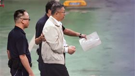 京華城案更裁羈押禁見  柯文哲搭囚車送北所前台北市長柯文哲（前右）被控在京華城案涉圖利、收賄等罪遭聲押禁見，一度無保請回被撤銷發回，5日重開羈押庭更裁柯文哲羈押禁見，柯文哲也在法警戒護下乘囚車前往北所。中央社記者張新偉攝  113年9月5日