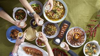 聚餐主管突說「妳沒資格坐我旁邊」她神回