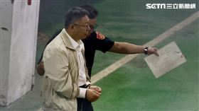 ▲柯文哲上銬移送囚車前往土城看守所（圖／記者鄭孟晃攝影）