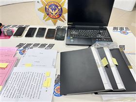 書記官游立綸等4公務員勾結律師盜領上億遺產，警方查扣勞力士名錶、代筆遺囑、認證證明書、檢警詢問教戰手則等贓證物。（（圖／翻攝畫面）