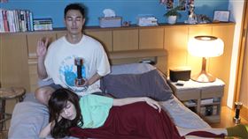 Ella陳嘉樺遭楊祐寧扛來折去擺拍成佛。（圖／壹壹影業提供）