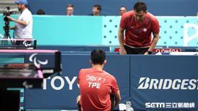 桌球好手陳柏諺第一局打完右腿突然抽筋。（圖／記者蔡厚瑄攝影）