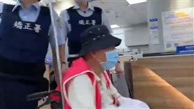 ▲威京集團主席沈慶京（中）涉嫌賄賂，遭收押，昨天（5日）中午，傳出身體不適緊急送醫治療。（圖／翻攝畫面）