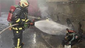 彰化油封工廠竄火舌！9機車燒剩骨架1嗆傷